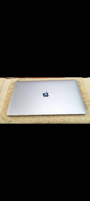 MacBook Pro 2017 Core i7 16GB 512GB 2GB / 4GB Graphics Display A1707 15