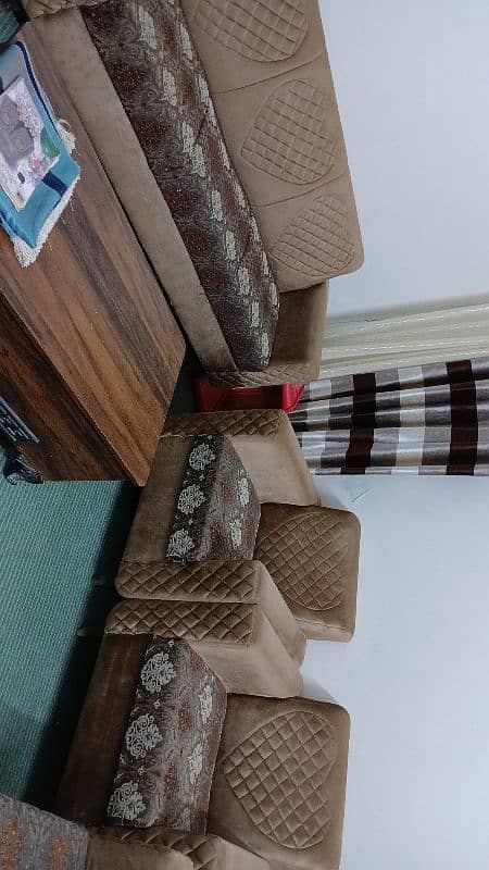 7 seater sofa set velvet. . In v good condition 1