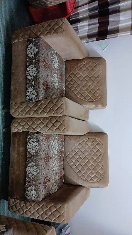 7 seater sofa set velvet. . In v good condition 3