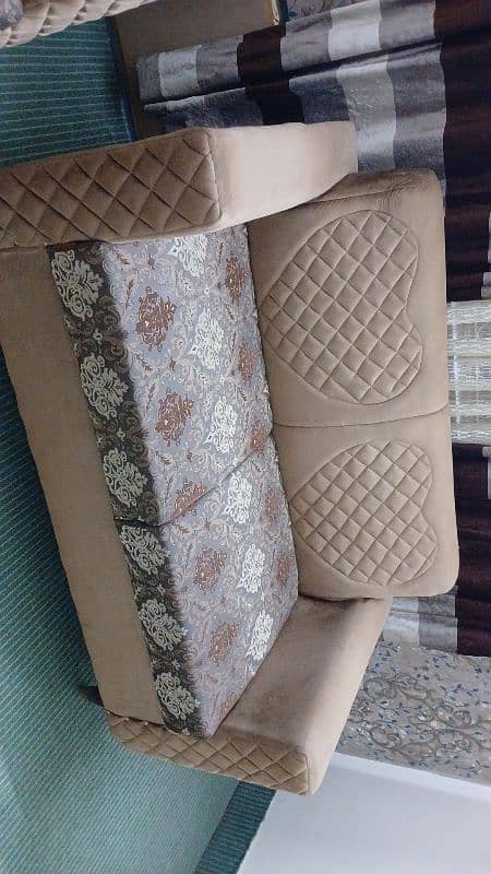 7 seater sofa set velvet. . In v good condition 5