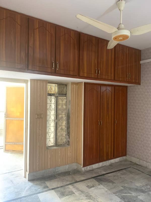 Commercial building for rent in Main Range road 6