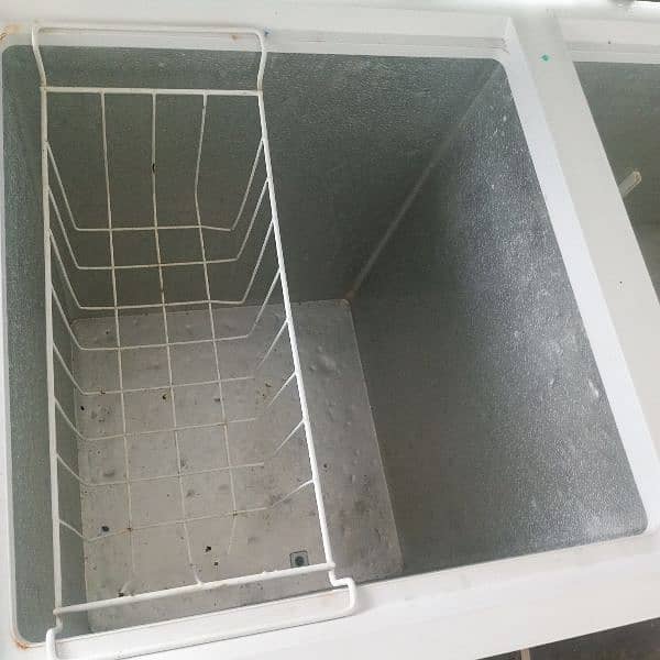 deep freezer for sale excellent condition. har cheez genuine ha . 4