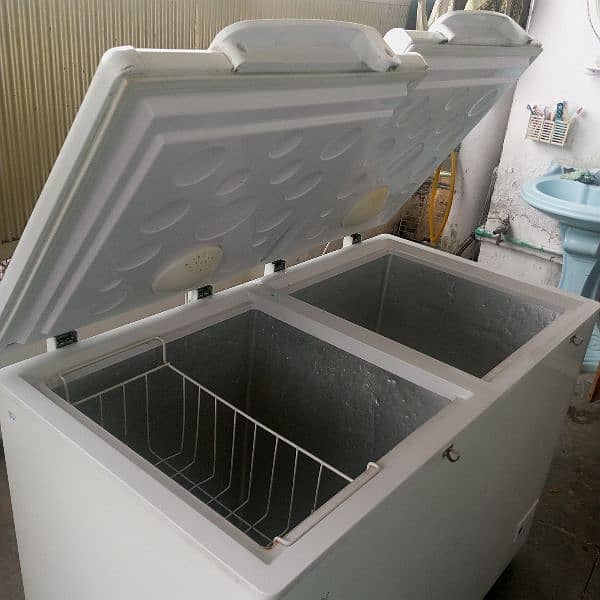 deep freezer for sale excellent condition. har cheez genuine ha . 5