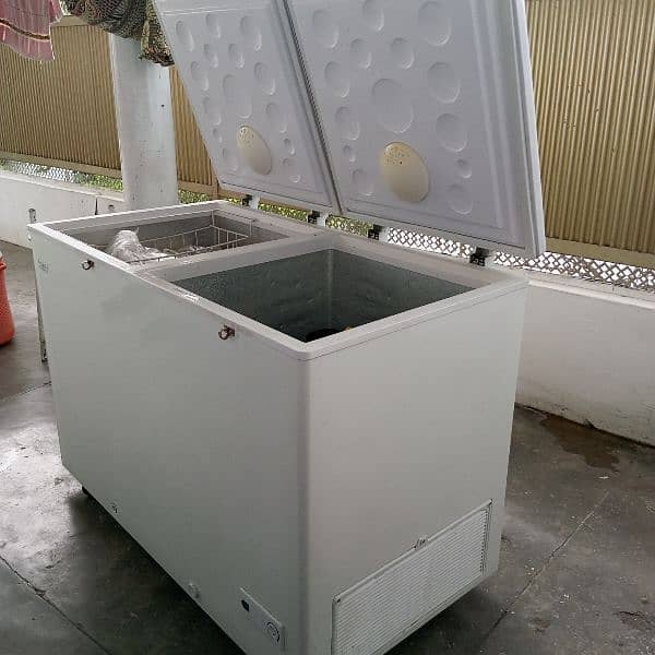 deep freezer for sale excellent condition. har cheez genuine ha . 6