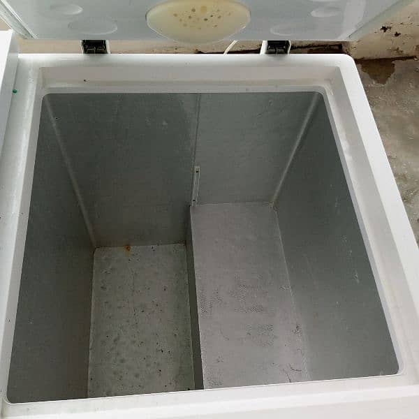 deep freezer for sale excellent condition. har cheez genuine ha . 7