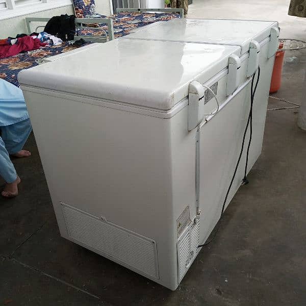 deep freezer for sale excellent condition. har cheez genuine ha . 9