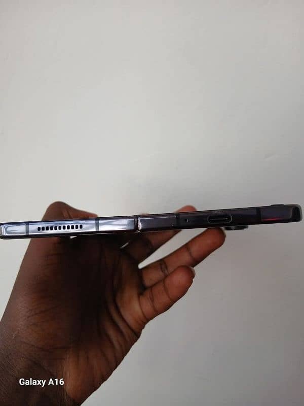 Samsung Galaxy z fold 4 12/256 , big screen not working , 3