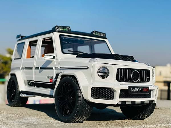 Mercedes-Benz G63 AMG 1/18 Diecast Model – White//Black/ 0