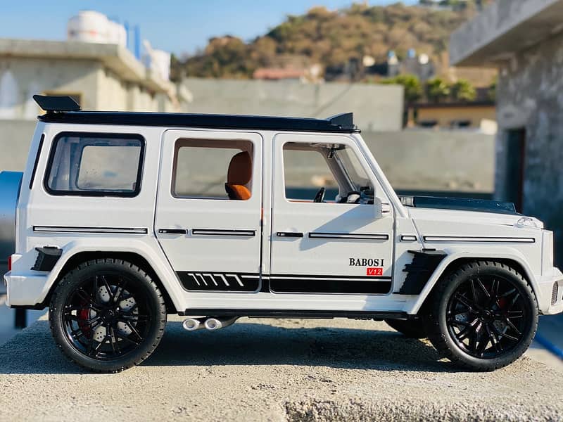 Mercedes-Benz G63 AMG 1/18 Diecast Model – White//Black/ 1