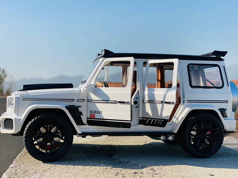 Mercedes-Benz G63 AMG 1/18 Diecast Model – White//Black/ 3