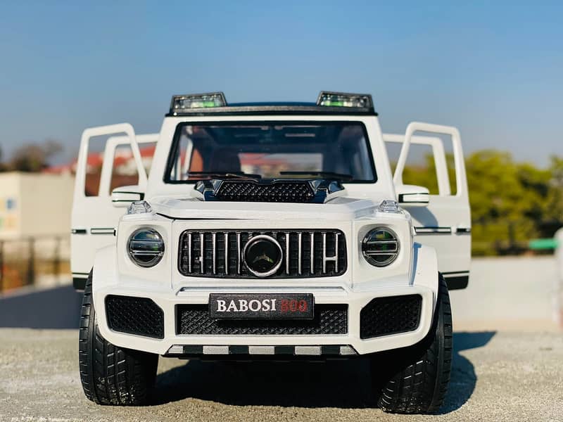 Mercedes-Benz G63 AMG 1/18 Diecast Model – White//Black/ 8