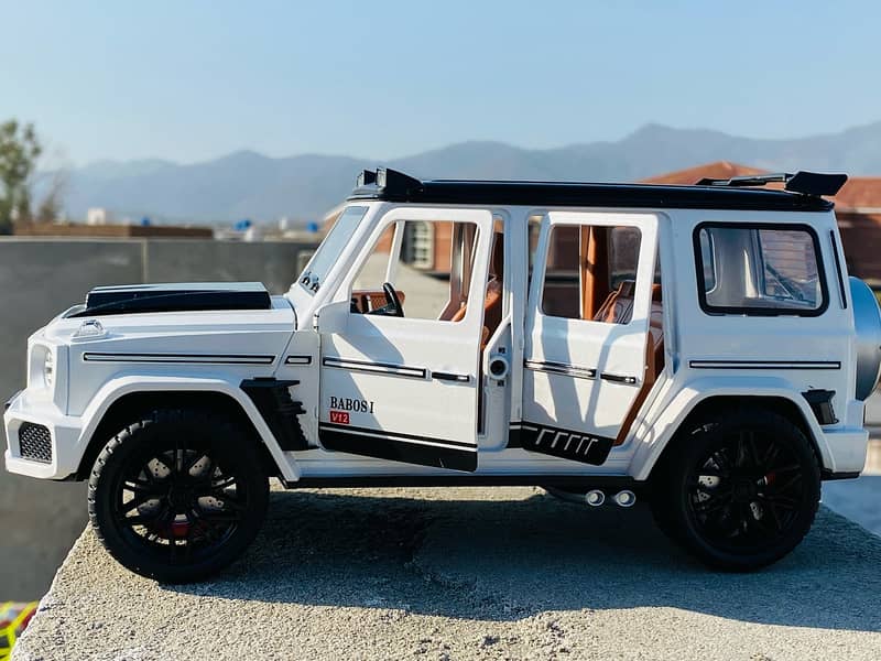 Mercedes-Benz G63 AMG 1/18 Diecast Model – White//Black/ 9