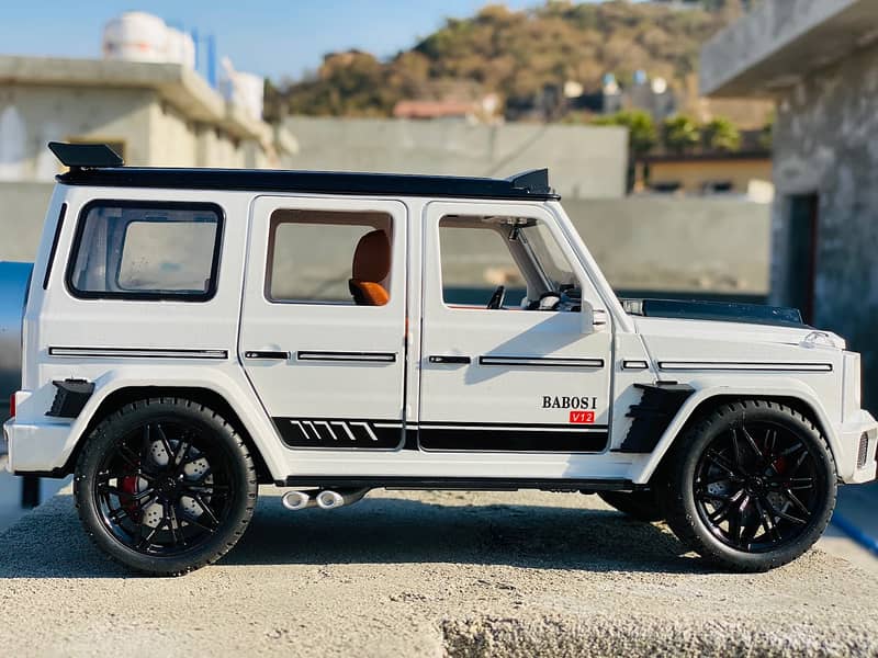 Mercedes-Benz G63 AMG 1/18 Diecast Model – White//Black/ 10