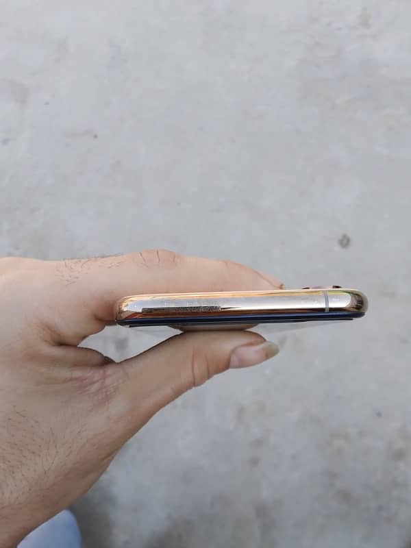 iphone xs 64gb gold colour 4