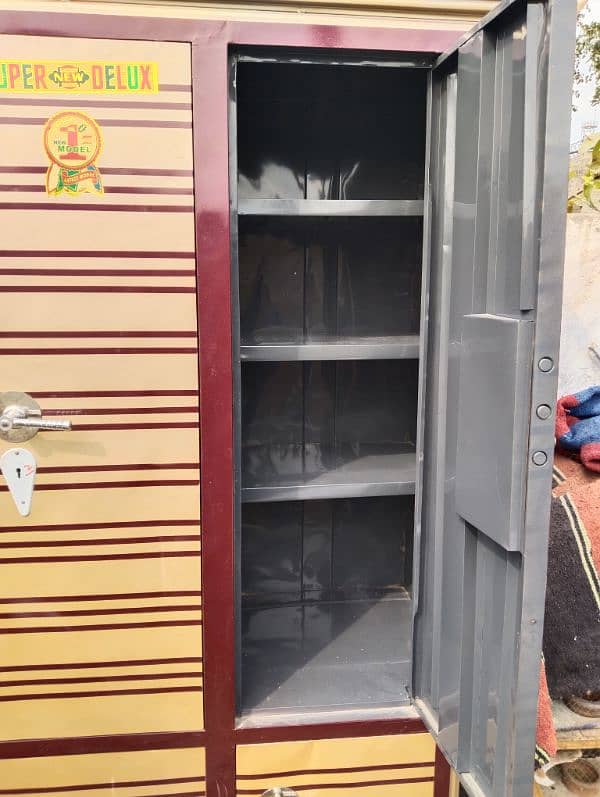 3 doors Almari for sale condition 10 bjy 10 2