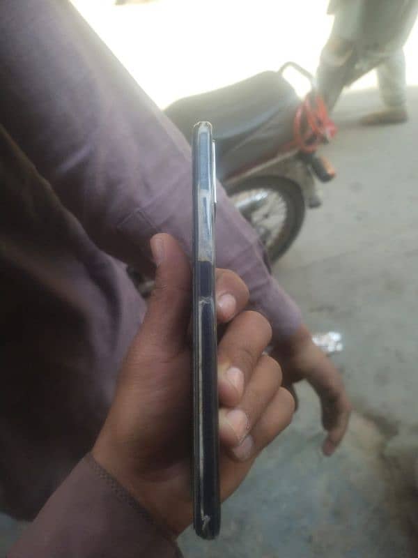 vivo y33s  condition 10by10 3