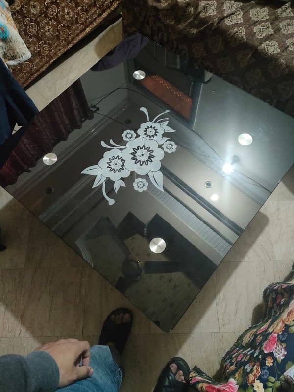 Glass table in 100% perfect condition 3