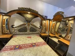 King size bed almost new condition: very lavish design