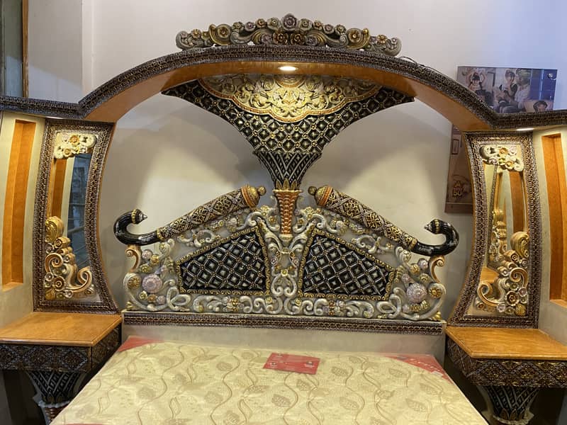 King size bed almost new condition: very lavish design 1