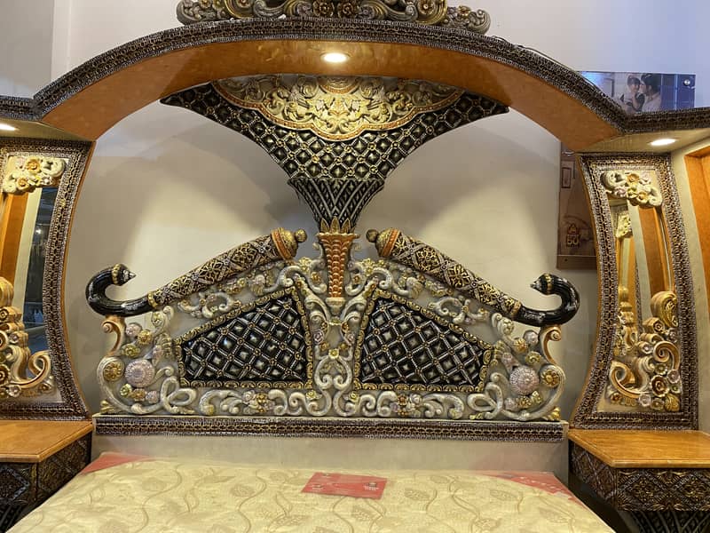 King size bed almost new condition: very lavish design 6