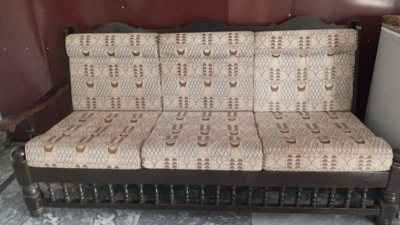 5 seater sofa set available in good condition 0