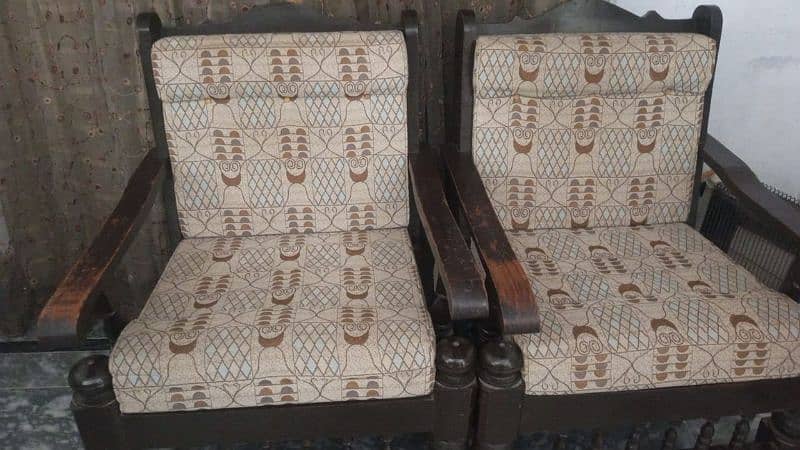 5 seater sofa set available in good condition 1