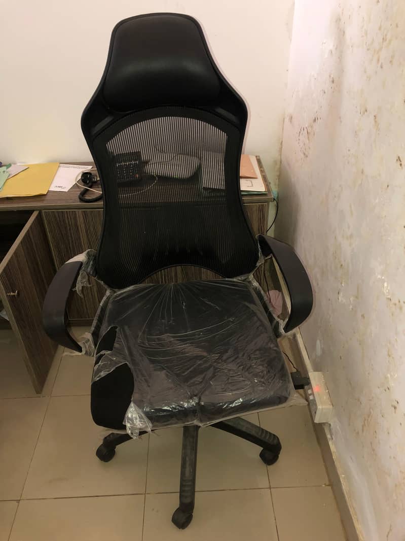 Office Furniture for Sale in Gujrat –Executive & Visitor Chairs, Table 4