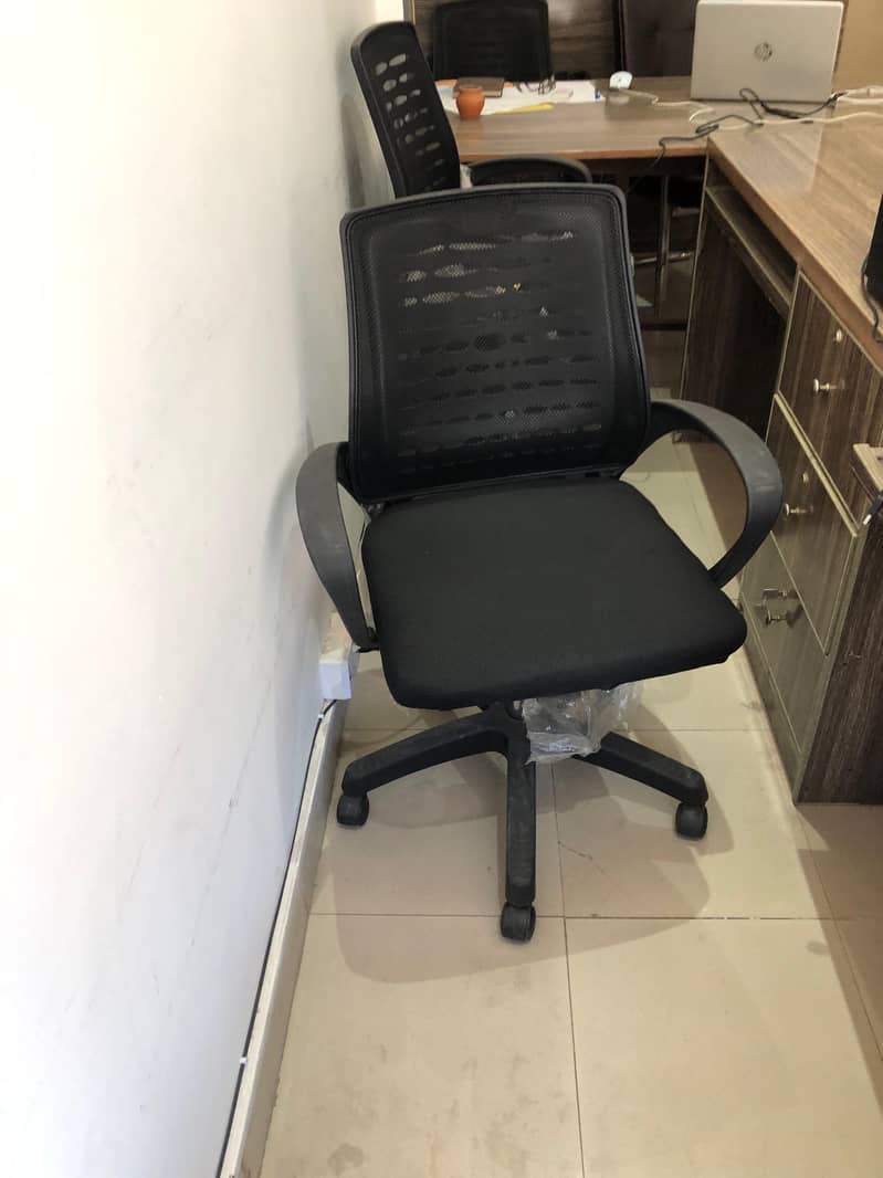 Office Furniture for Sale in Gujrat –Executive & Visitor Chairs, Table 6