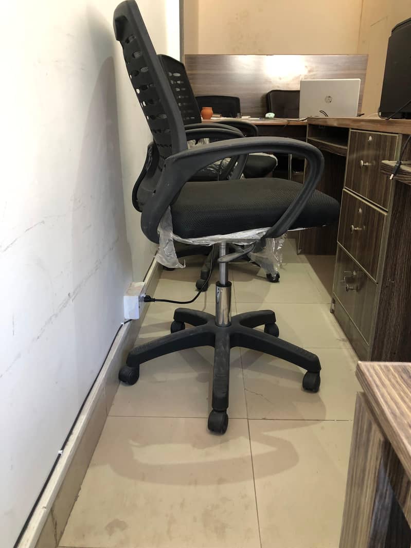 Office Furniture for Sale in Gujrat –Executive & Visitor Chairs, Table 7