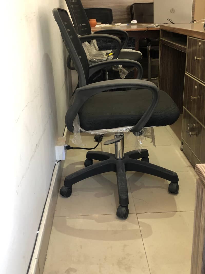 Office Furniture for Sale in Gujrat –Executive & Visitor Chairs, Table 8