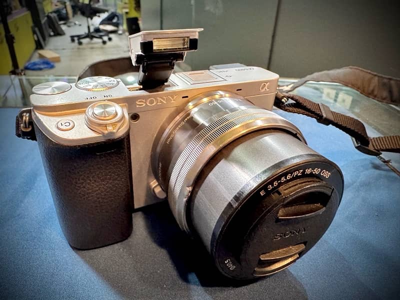 Sony Alpha a6400 Mirrorless Camera with 16-50mm Lens 0