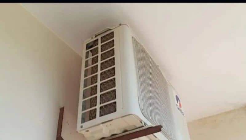 Gree 1.5 ton DC inverter heat and cool 1