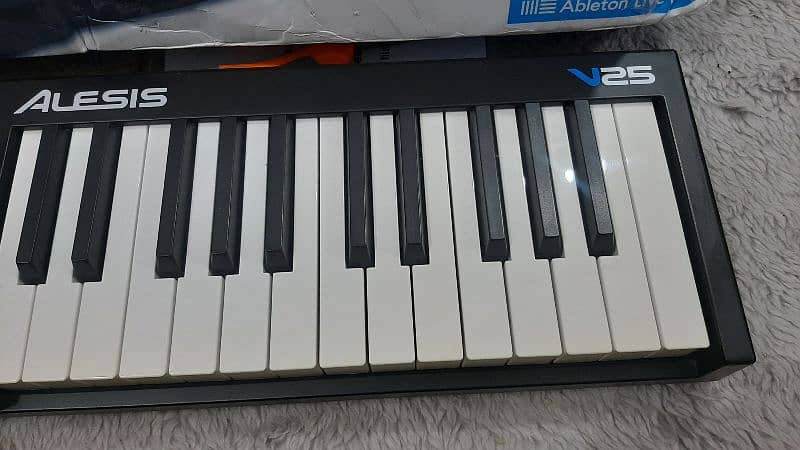 Alesis V25 USB Midi controller 2