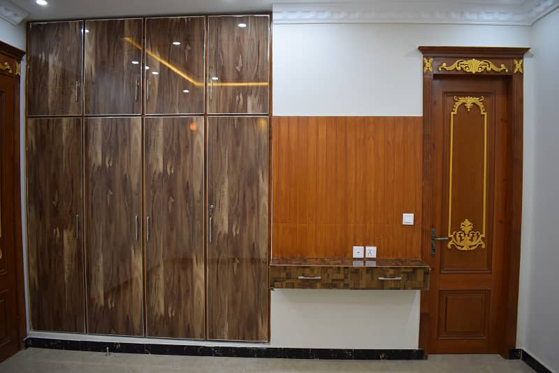 10 Marla like new luxury upper portion For rent In bahria town lahore 7