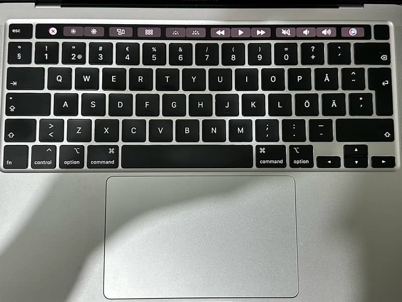 MacBook Pro 13” (2020), i5, 16 GB Ram, 512 GB Hard. 4 thunderbolt port 6