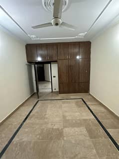 Portion for rent location Gulraiz 1 2bed tv lounge drawing room 3bath kichan teras pani bijli gas sab available hai