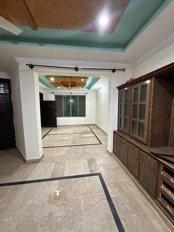 Portion for rent location Gulraiz 1 2bed tv lounge drawing room 3bath kichan teras pani bijli gas sab available hai 5