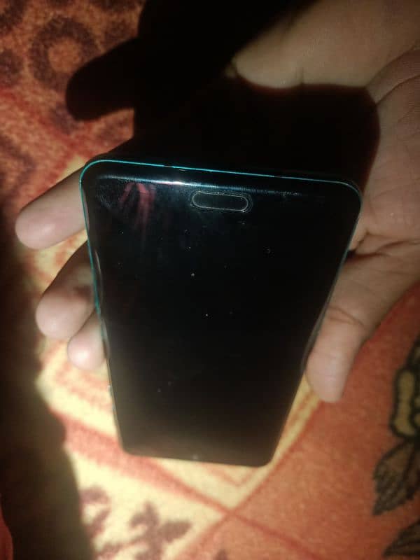 Aquos r3 non pta screen ma white shade hai our all ok hai 4