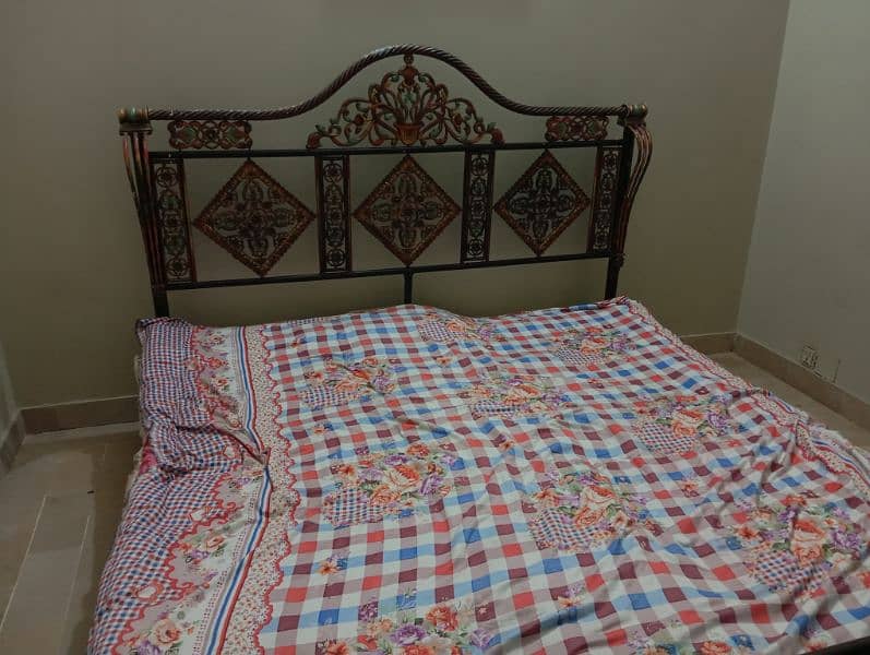 king size iron bed 0