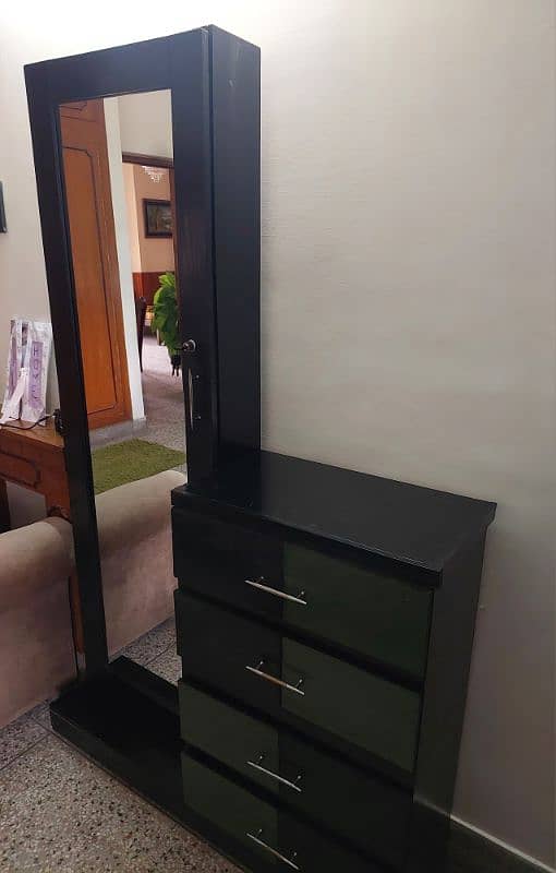 KING SIZE BED WITH TWO SIDE TABLES AND DRESSING TABLE 0