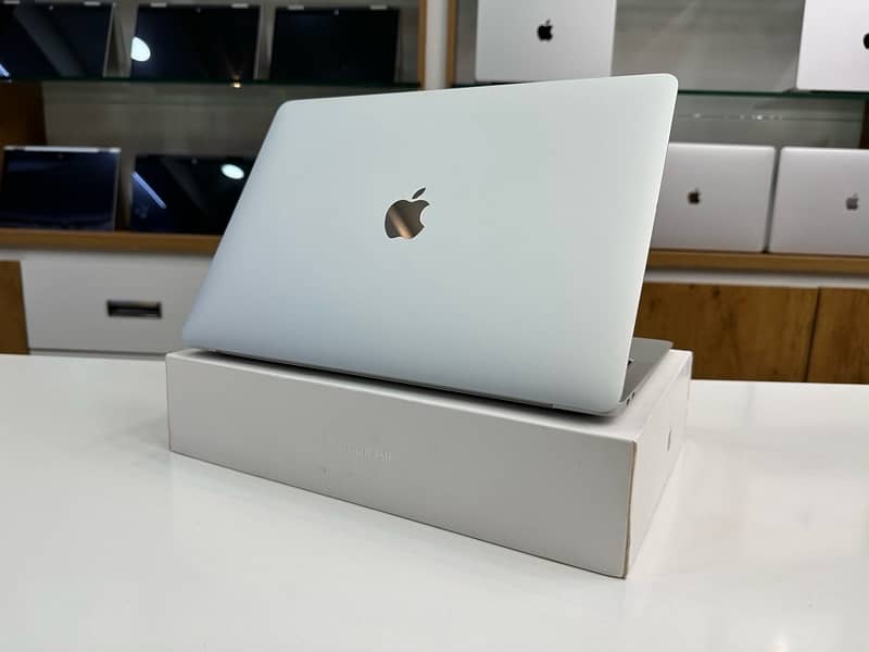 MacBook Air 2020 | 13 inches | M1-Chip | 8GB With 256 GB Storage 4