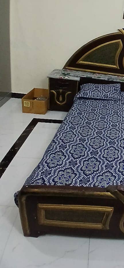 Bed,dessing table,bartan almirah 2