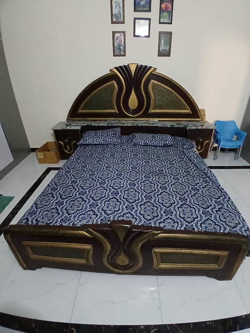 Bed,dessing table,bartan almirah 3