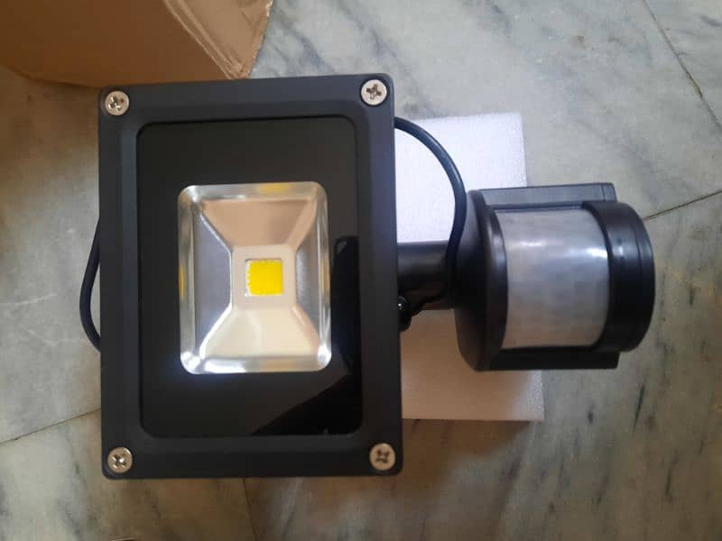 Sensor Light 10W Solar LED Sensing Light with PIR Sensor 9