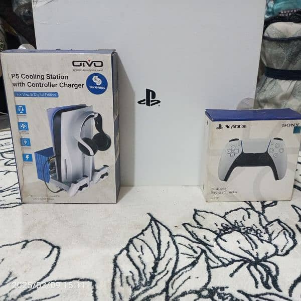 PS5 disk edition two controllers with stand plus charging station. 4