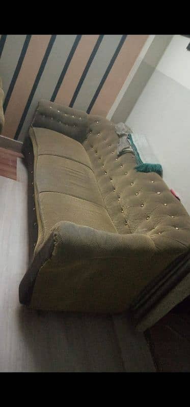 05 Seater Sofa (Behtreen Condition) 0