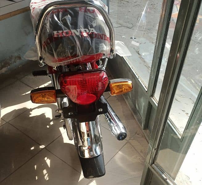 Honda CD 70 black 2025 3