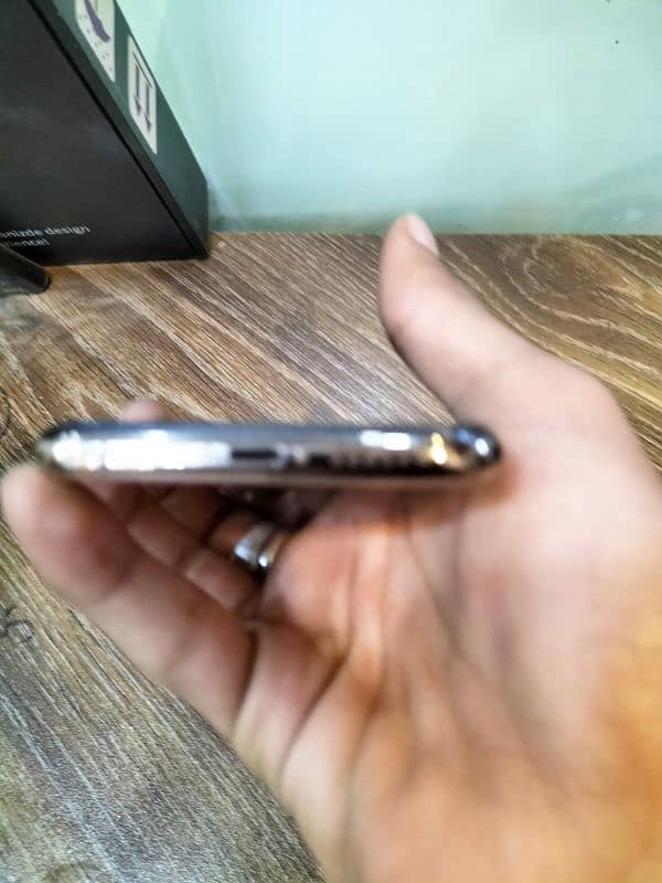 iPhone Xs Gold Colour 2