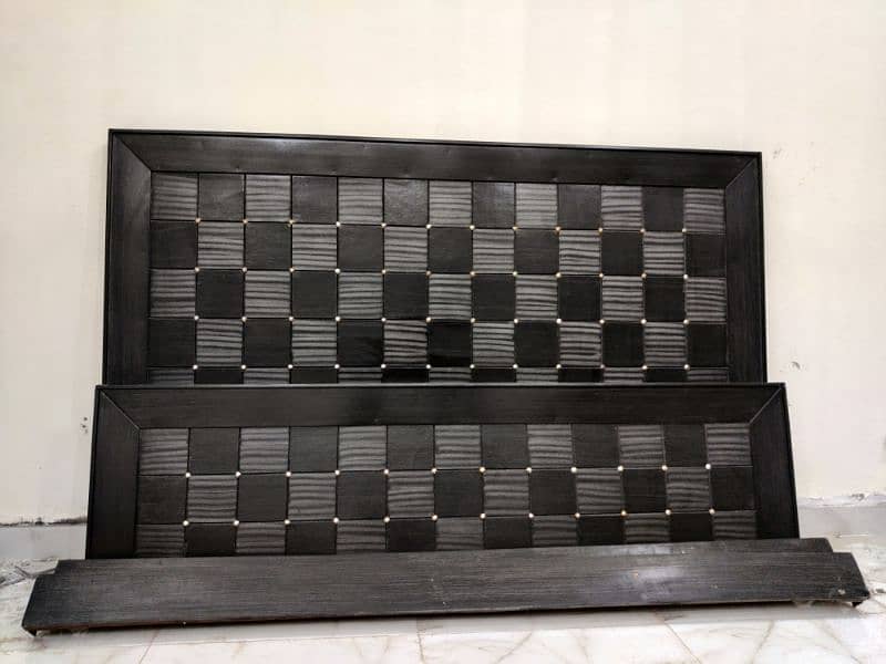 BLACK WOODEN BED 0