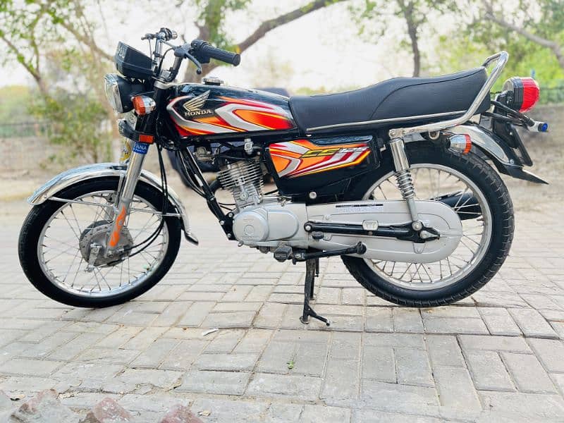 Honda 125 2022 Model Black 10/10 Condition Total Gunine For Sale. 5